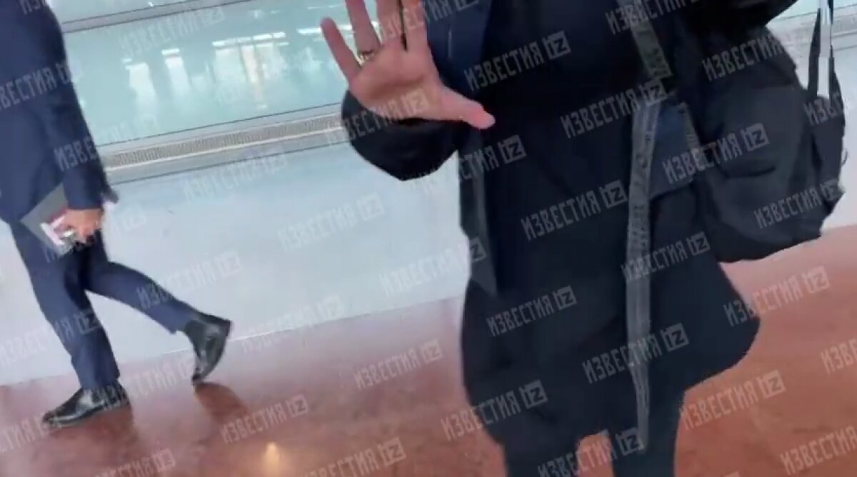 Собчак бросилась на камеру журналиста в аэропорту Парижа, закрыв ее рукой