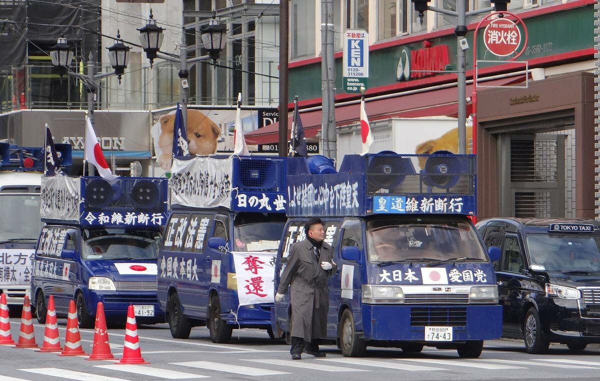 Японские националисты "окружили" посольство РФ в Токио и требуют "вернуть" Курилы