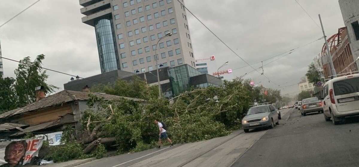 Видео разрушительного урагана в Екатеринбурге: мужчину ударило и отбросило обломком крыши