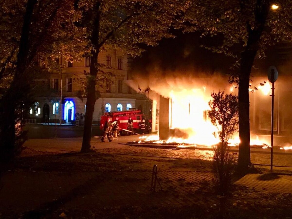 Во Львове сожгли "Сбербанк" - здание выгорело дотла: кадры