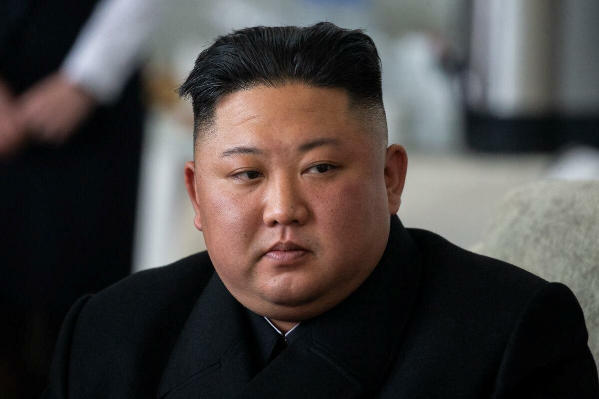 СМИ рассказали о проблемах Ким Чен Ына: "Заядлый курильщик, и вес как у борца сумо"