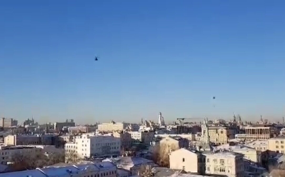 Над Кремлем вновь кружили военные вертолеты – кадры