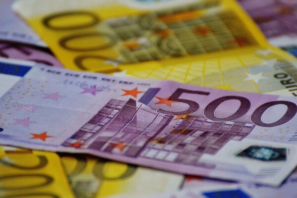 Курс евро поднялся до рекордных значений на бирже – подробности 