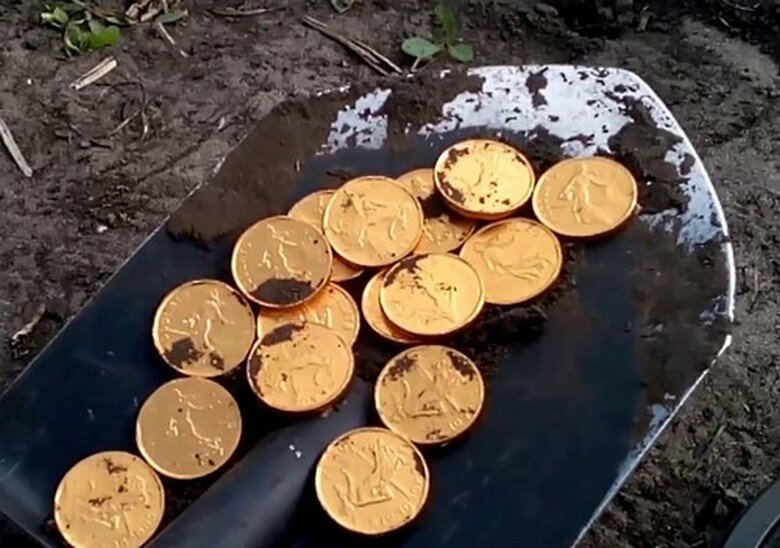 Рыли могилу – раскопали клад: в грузинской деревне могильщики выявили монеты старинной чеканки 