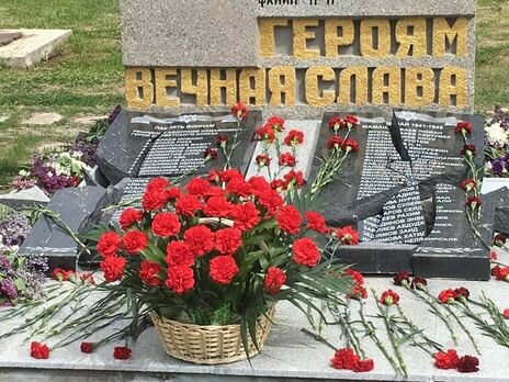 ​В Севастополе вандалы разрушили памятник, посвященный погибшим в ВОВ – кадры
