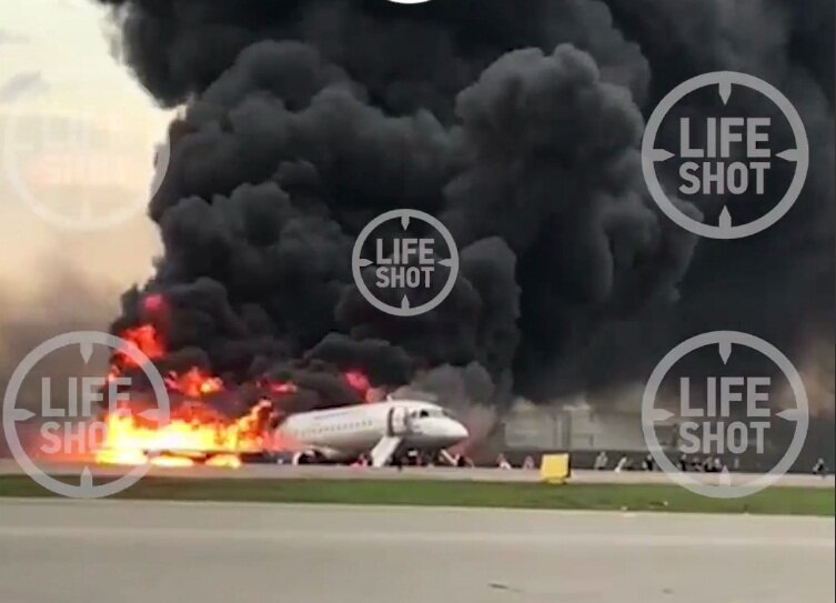 Люди выпрыгивают из загоревшегося в Шереметьево самолета Superjet: первые секунды после экстренной посадки – кадры 