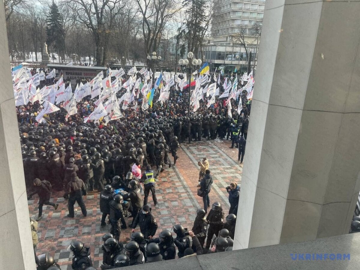 В Киеве толпа протестующих пошла на штурм ВРУ: кадры столкновений