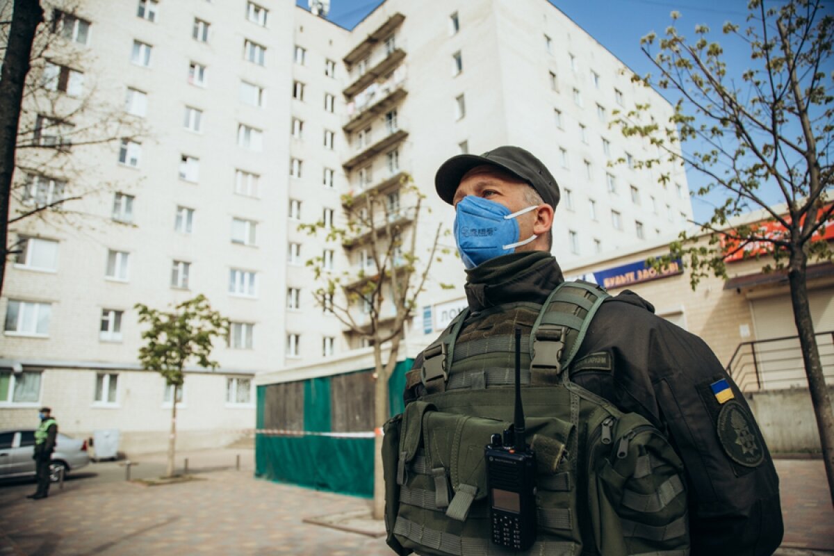 Под Киевом в общежитии из-за COVID-19 закрыты сотни человек: власти пытались "скрыть" ЧП, люди бегут через окна