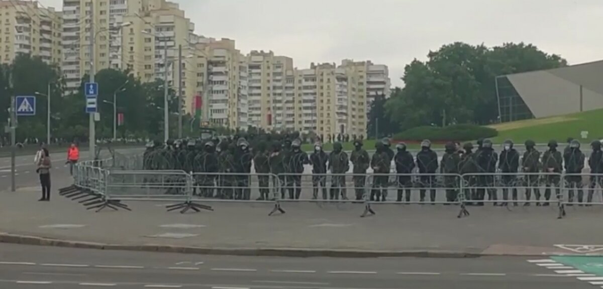 В Минске противники Лукашенко и военные выстроились напротив друг друга