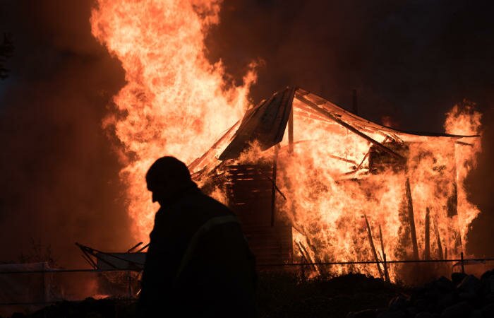 Кузбасс скорбит: на пожаре в Юрге погибла многодетная семья - кадры с места трагедии
