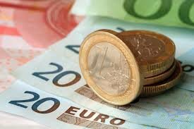 Крутое пике рубля: евро подбирается к отметке в 80 рублей