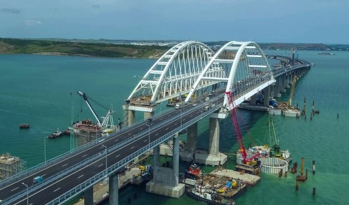 ЧП на Крымском мосту: часть железнодорожной конструкции упала в воду