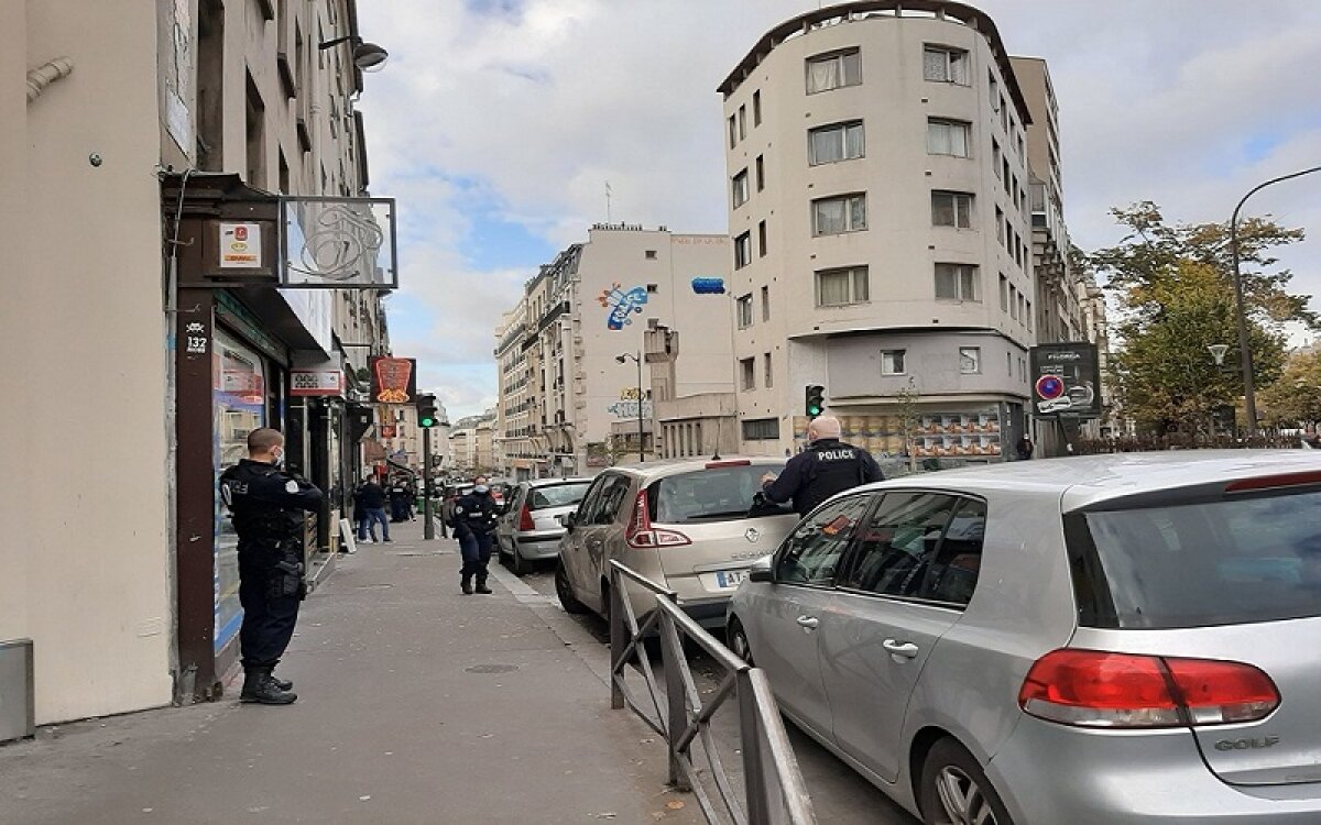 В Париже снайперы окружили "логово" мужчины, бросавшегося на прохожих с мачете