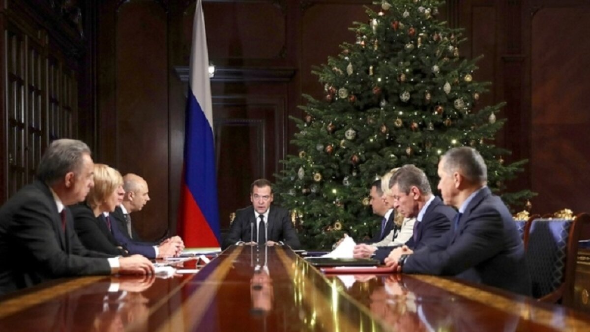 ​Медведев показал Украине, кто виноват в сокрушительных санкциях: "Вы их вначале ввели"