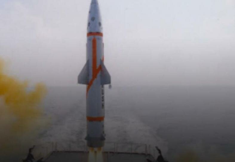​Индия провела испытания баллистической ракеты "Дхануш" – появились кадры запуска
