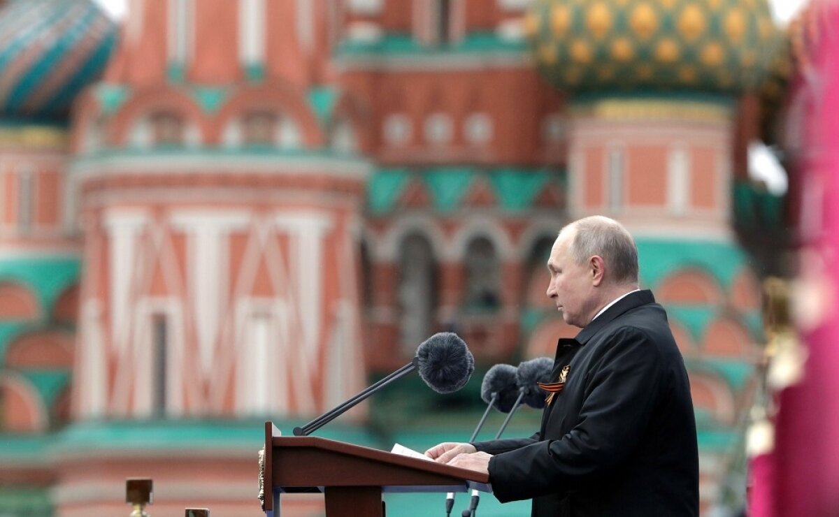 Путин поздравил россиян с Днем Победы: "Бились насмерть на земле и в небе"