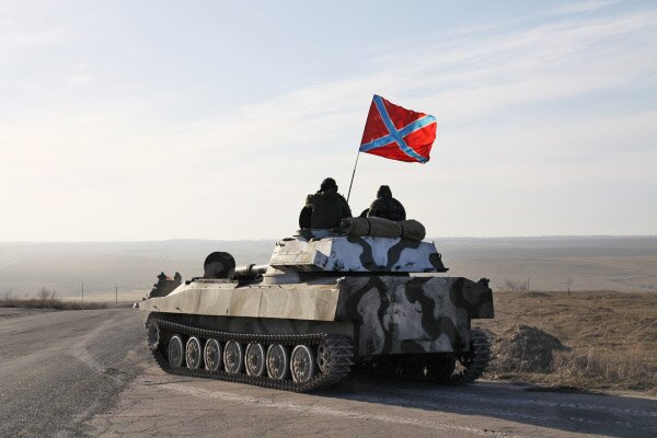 Огромная колонна бронетехники направляется из Луганска в Донецк - кадры