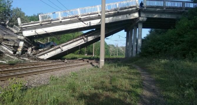 Дороги больше нет: в ЛНР сделали неутешительный прогноз относительного взорванного моста - кадры