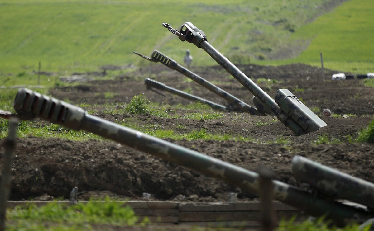 ​Азербайджан "работает" на агдеренском направлении: появились кадры мощных артиллерийских атак по позициям НКР