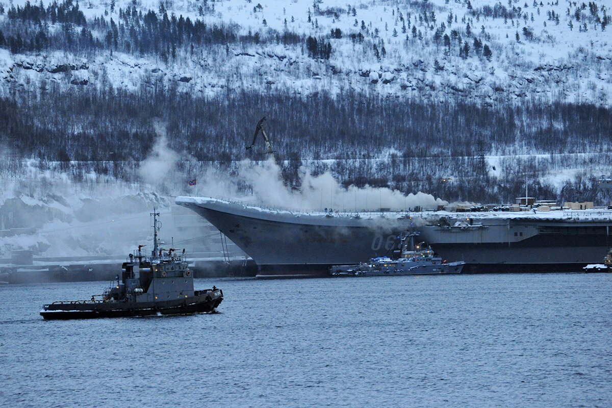 ​ЧП на крейсере "Адмирал Кузнецов": Северный флот сообщил о первых жертвах