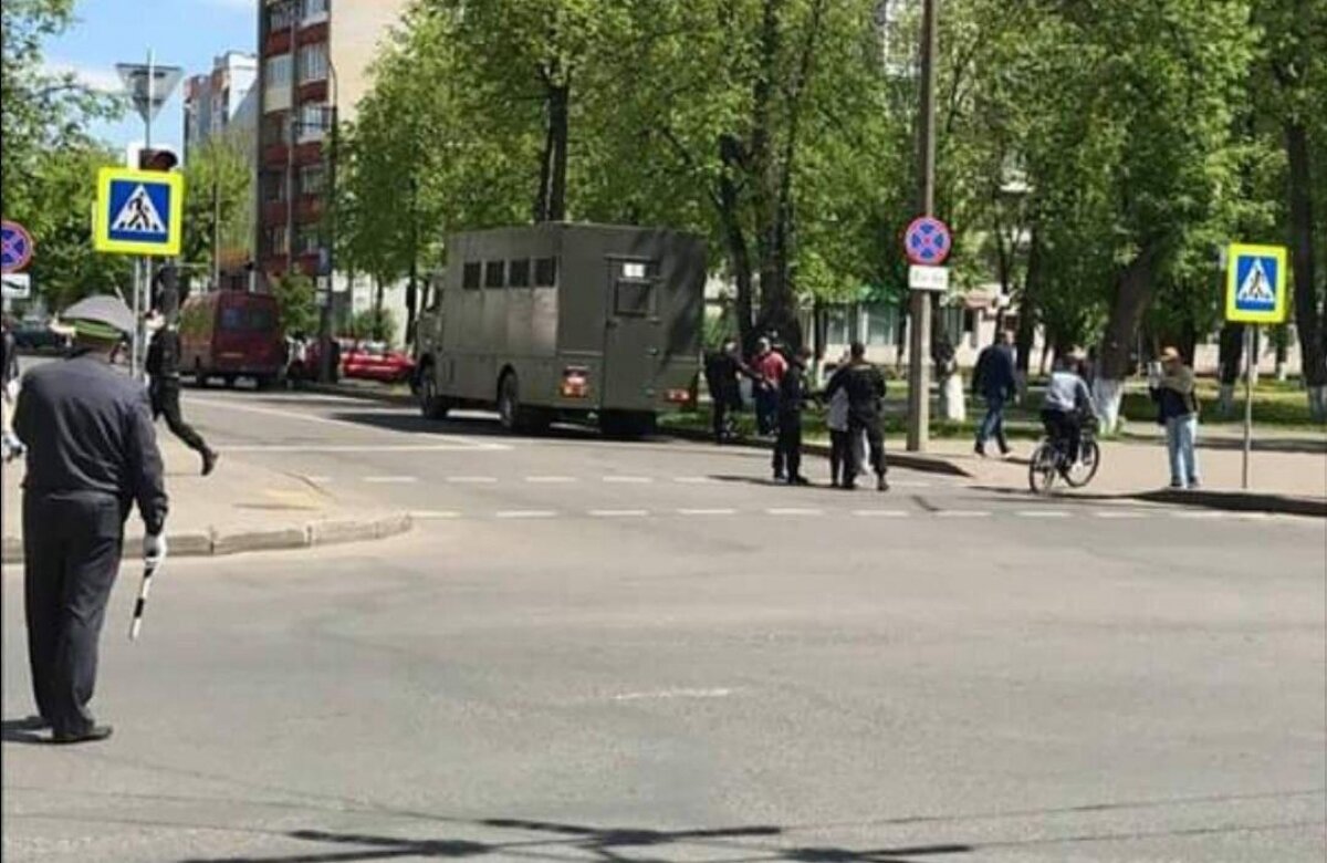 В Бобруйске протесты против парада в Минске: ОМОН задерживает людей и грузит в автозаки