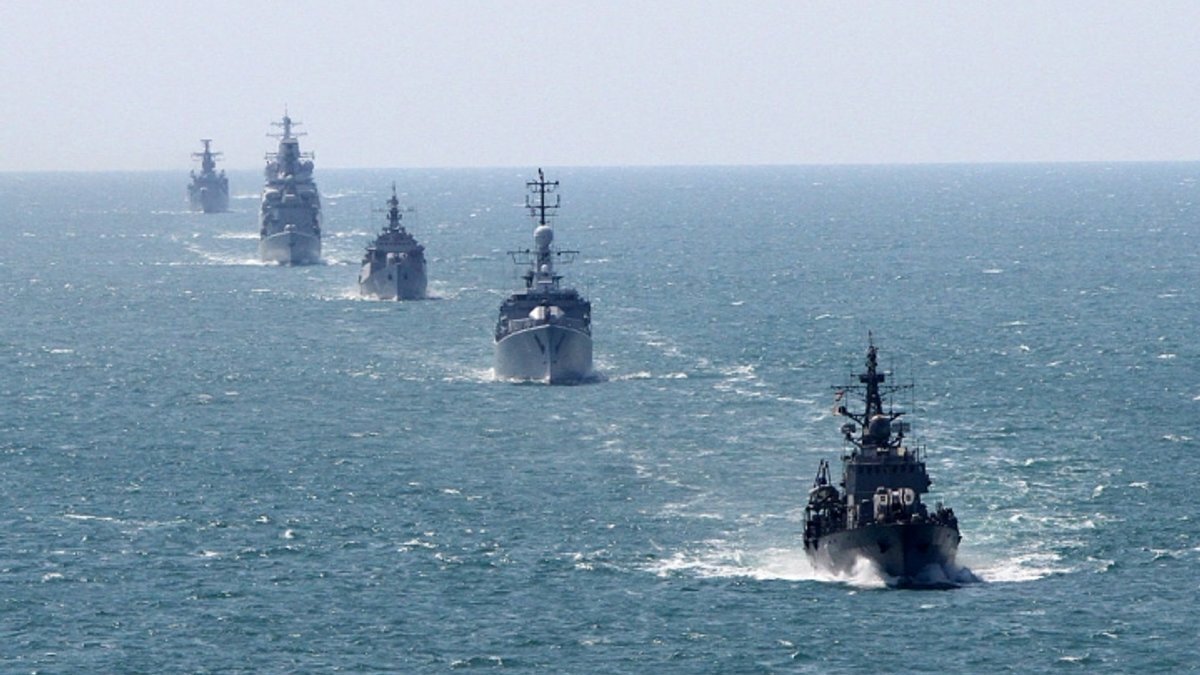 ​НАТО перебрасывает в Черное море 13 кораблей: Коротченко озвучил плюсы для России