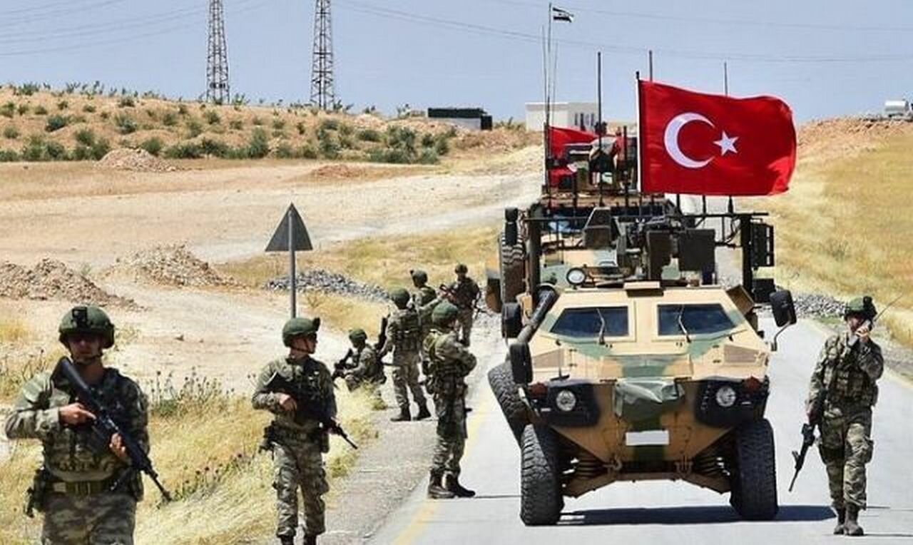 Турецкие военные сбили вертолет войск Асада, превратив его в груду металла 