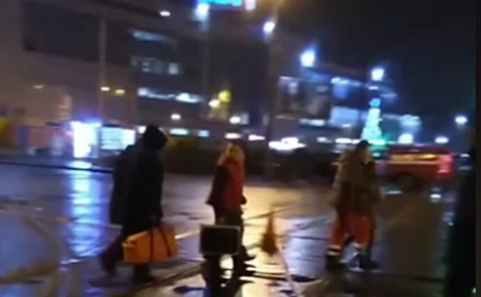 ​Из захваченного отделения "Укрпочты" в Харькове вышли первые заложники - кадры