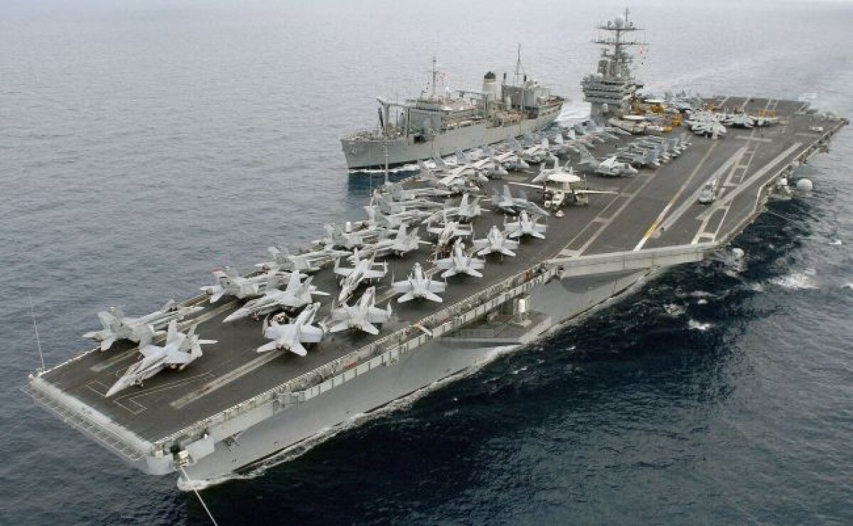 США всерьез готовятся к войне в Ираном: боевые самолеты на борту авианосца USS Dwight D. Eisenhower на старте