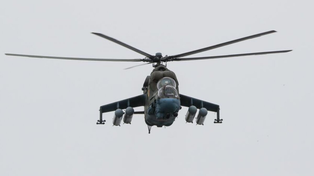 Российский вертолет "Ми-35" экстренно сел в Хасеке: видео эвакуации