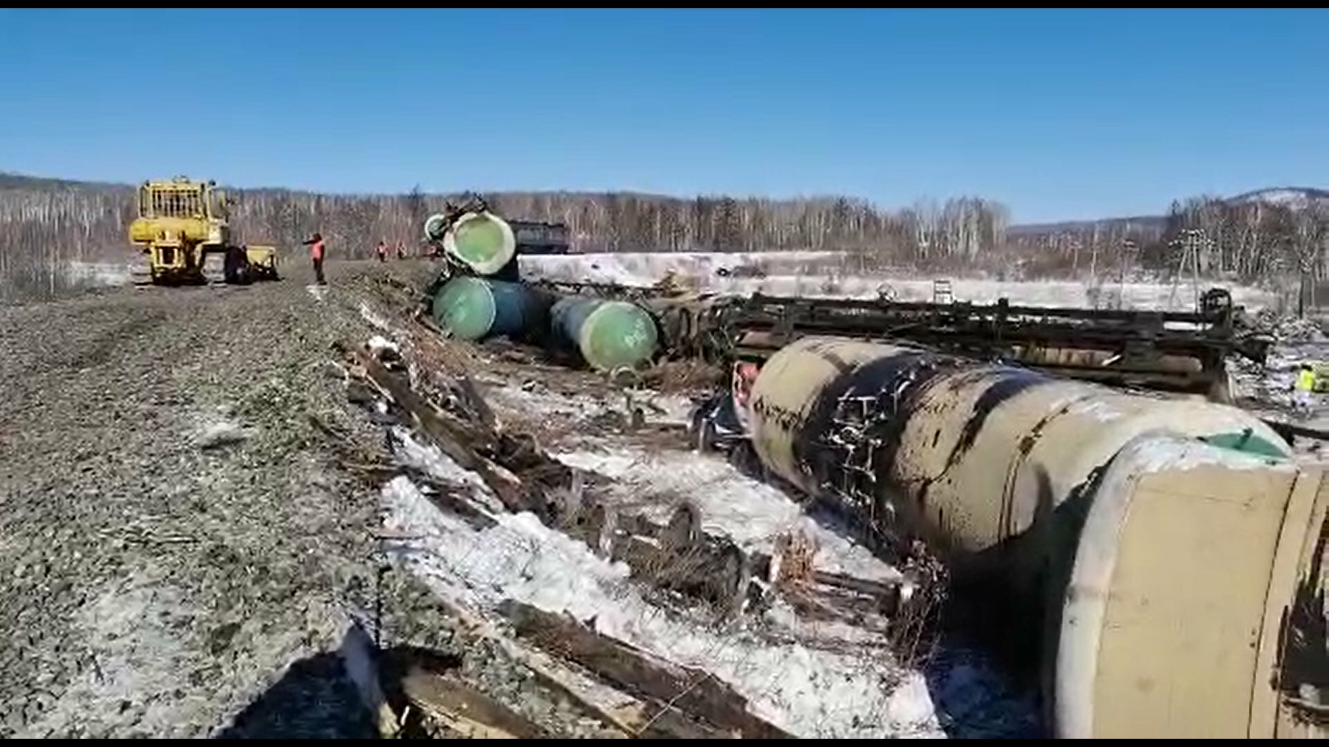 Несколько нефтяных цистерн перевернулись под Хабаровском: первые кадры с места ЧП