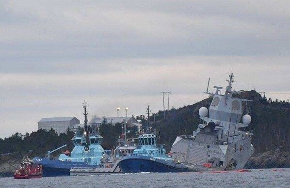 Норвежский фрегат ВМС на грани гибели после столкновения с танкером – кадры