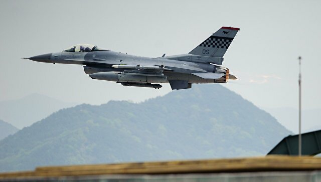 Истребитель F-16 ВВС США, совершавший экстренную посадку, сбросил подвесные баки на итальянский город 