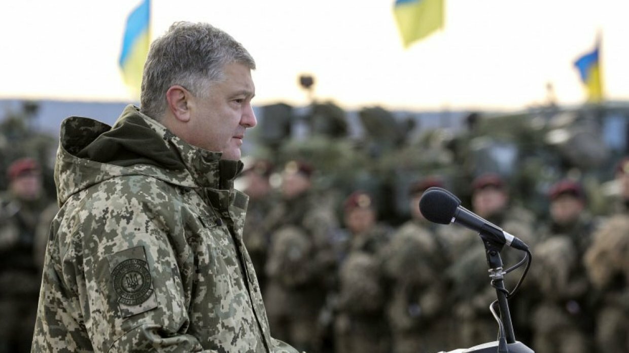 Порошенко перевел ВПК Украины на особый режим в связи с военным положением 