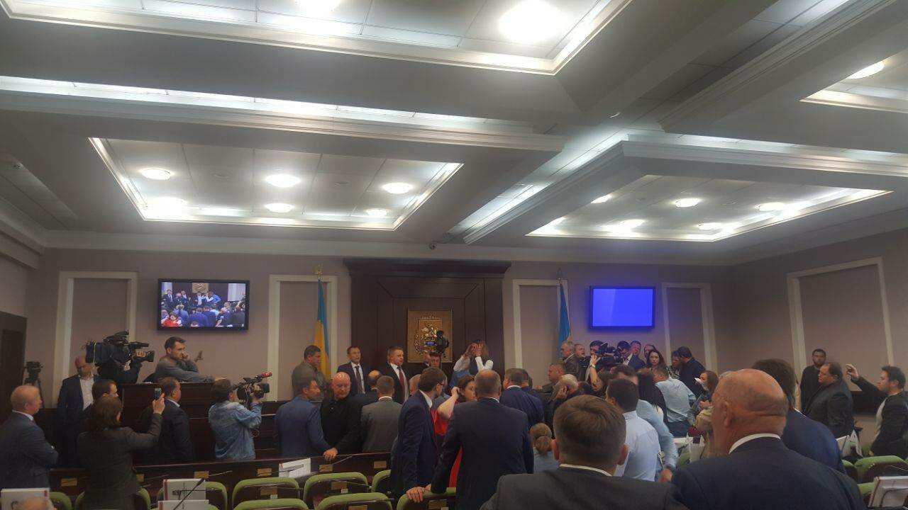 В день рождения Порошенко украинские депутаты устроили поединок с нокаутом – кадры