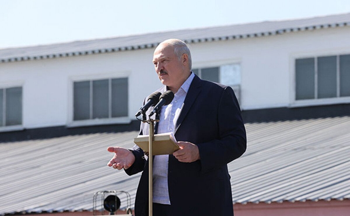 Лукашенко вышел за оцепление резиденции и пригрозил оппозиции 