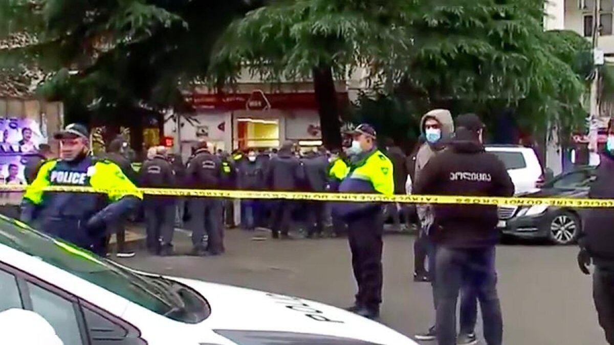 Захват заложников в Тбилиси: неизвестный с гранатой удерживает 9 человек в офисе 
