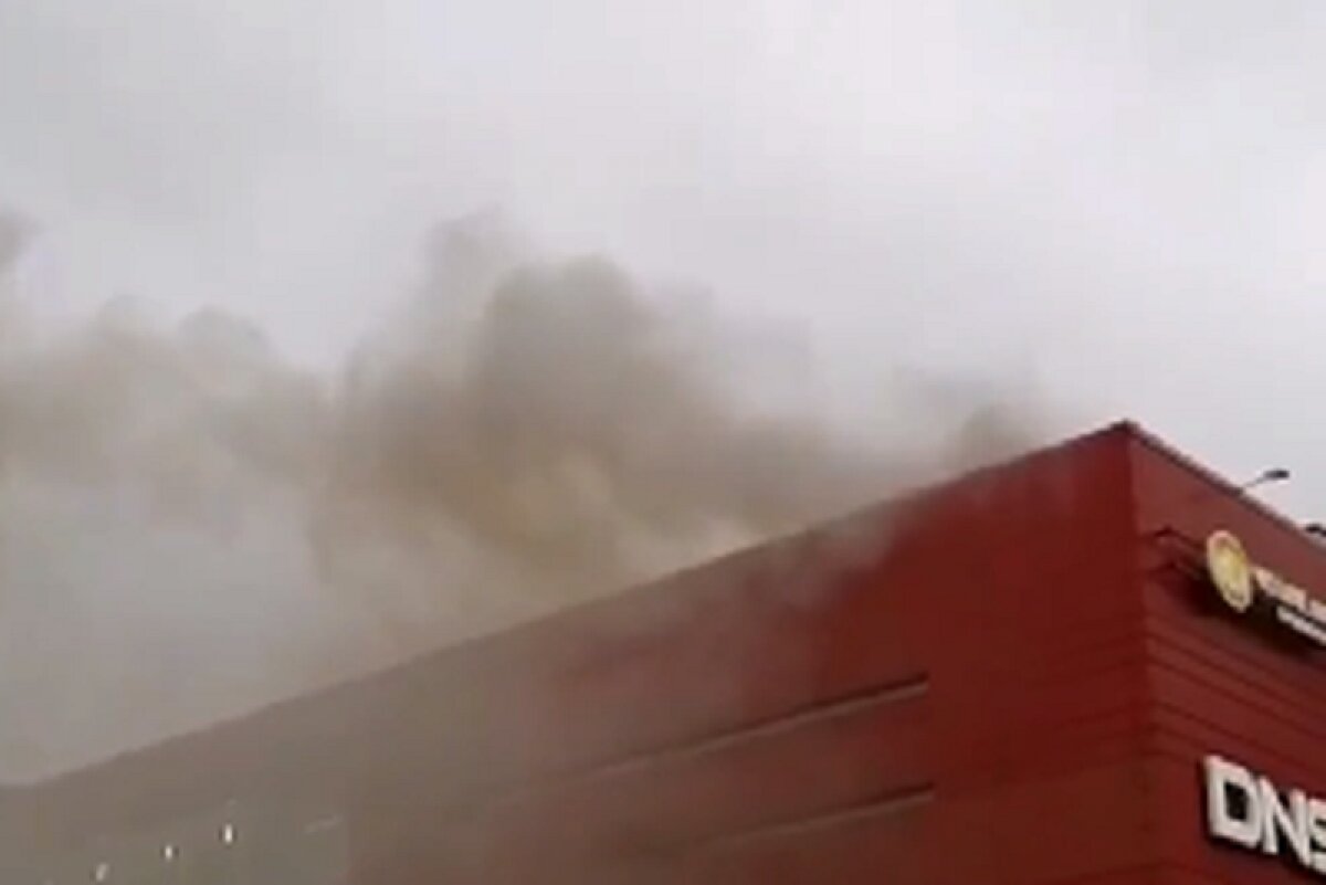 Пожар в ТЦ "Красный Кит" в Мытищах: в Сети показали видео с места происшествия