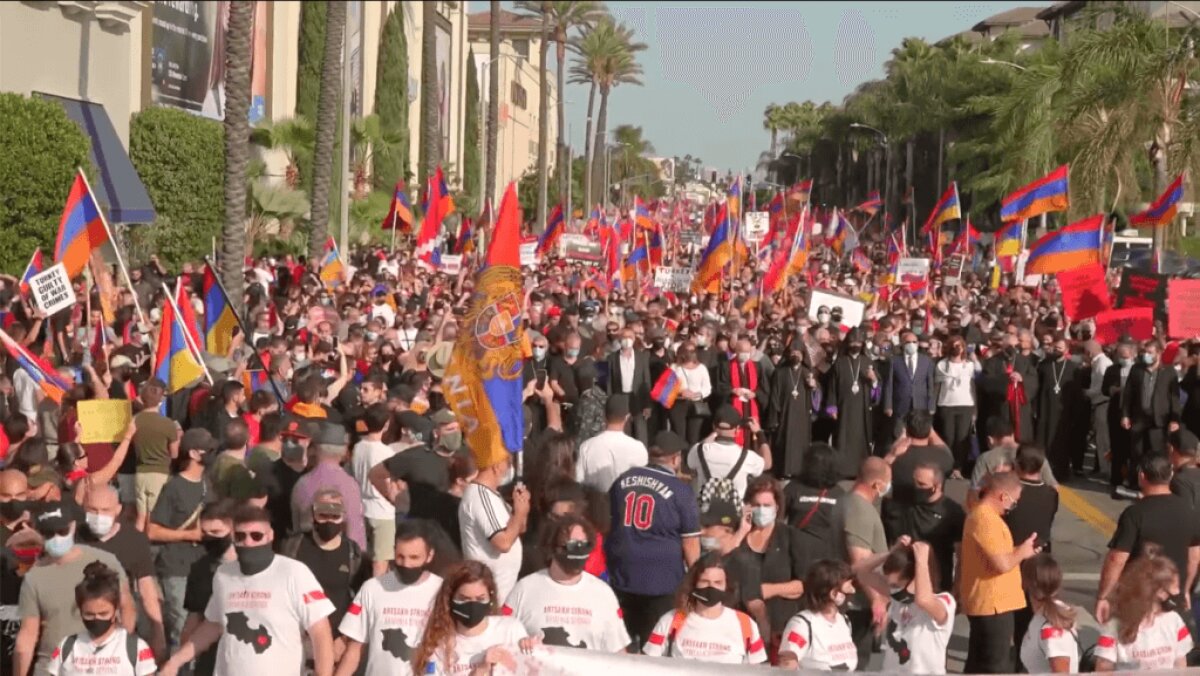 ​Порядка 200 тысяч армян вышли на улицы Лос-Анджелеса в поддержку Нагорного Карабаха
