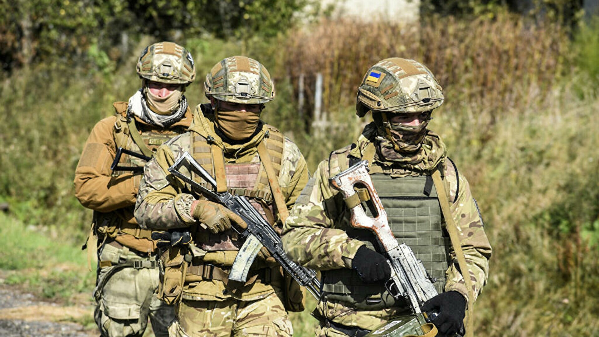 Украина стягивает тысячи военных к Крыму в ответ на маневры армии РФ