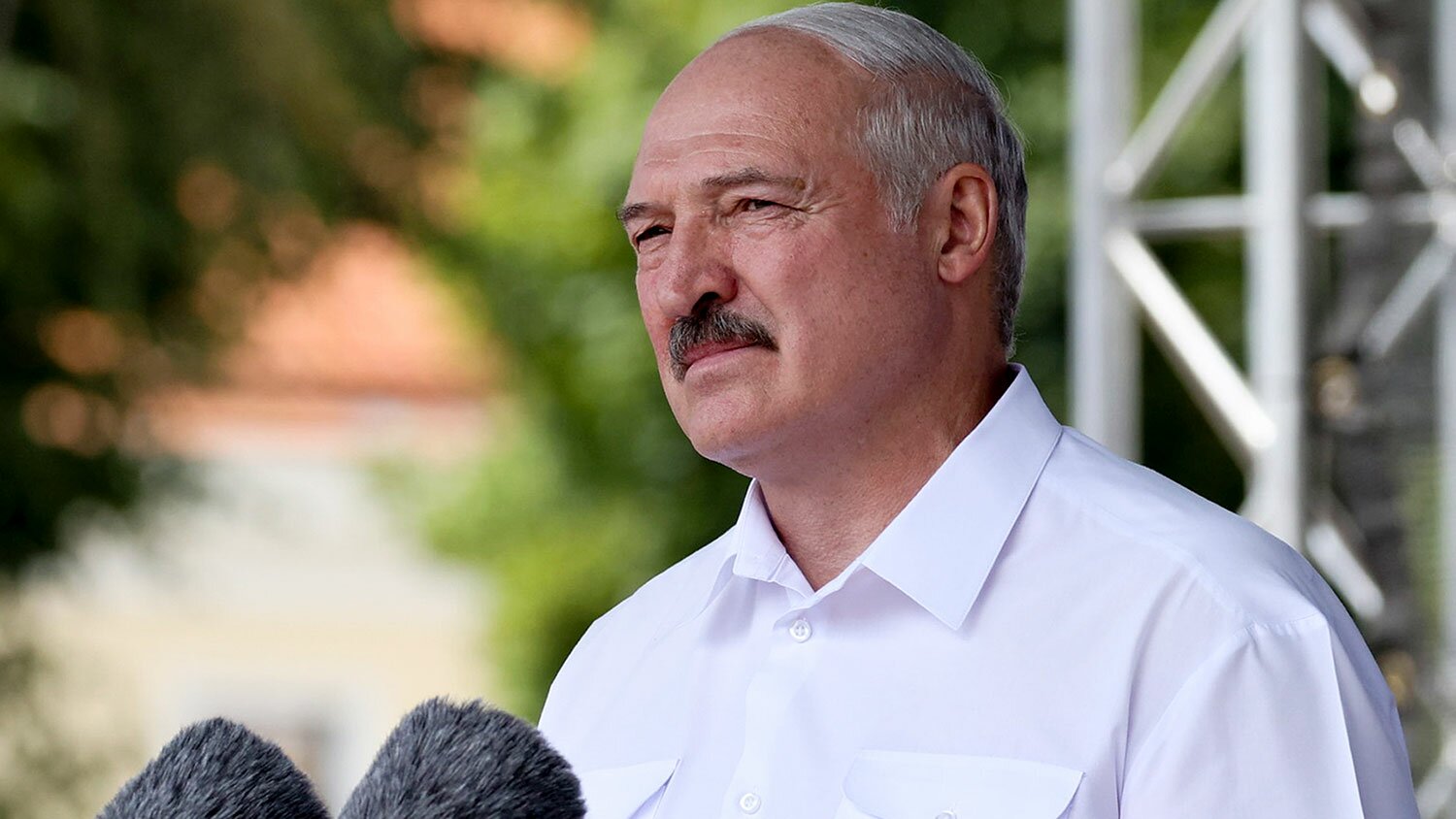 Лукашенко призвал представить Белоруссию без него: "Нас бы покрошили и выплюнули"