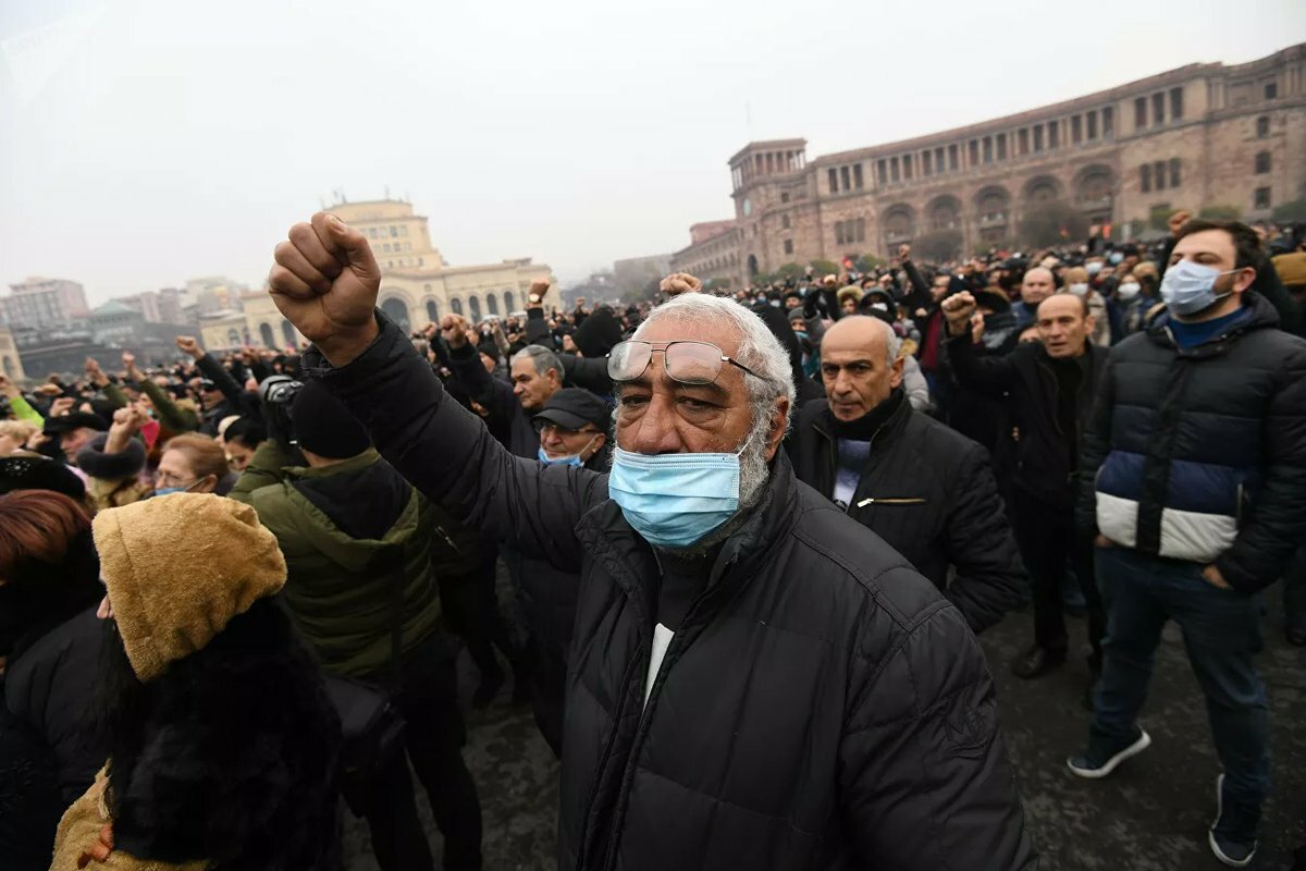 Появились кадры первых задержаний в Ереване на акции протеста