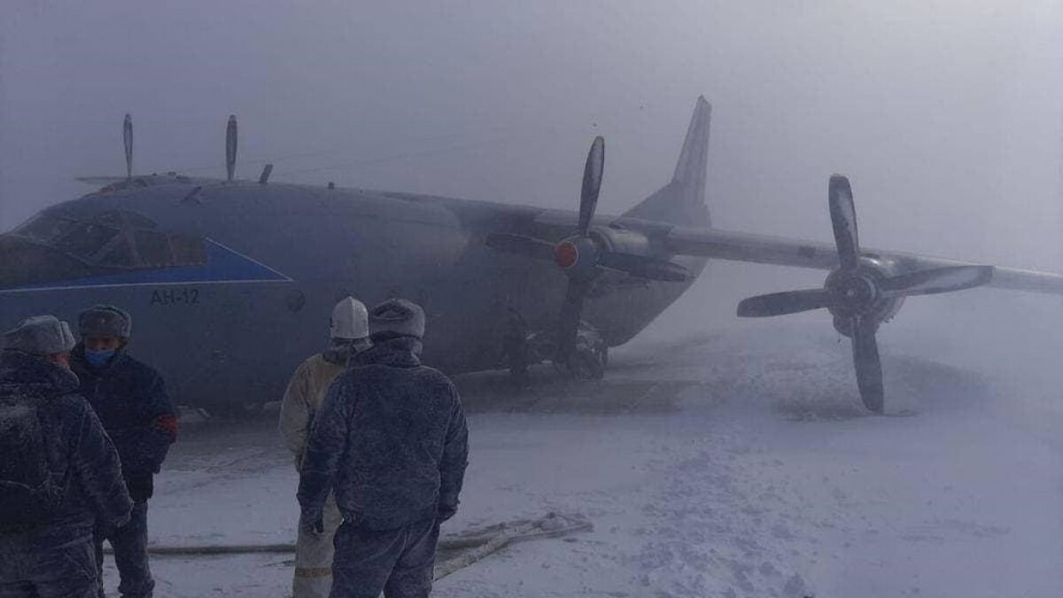 Ан-12 рухнул на "брюхо" на аэродроме острова Итуруп, попав на видео