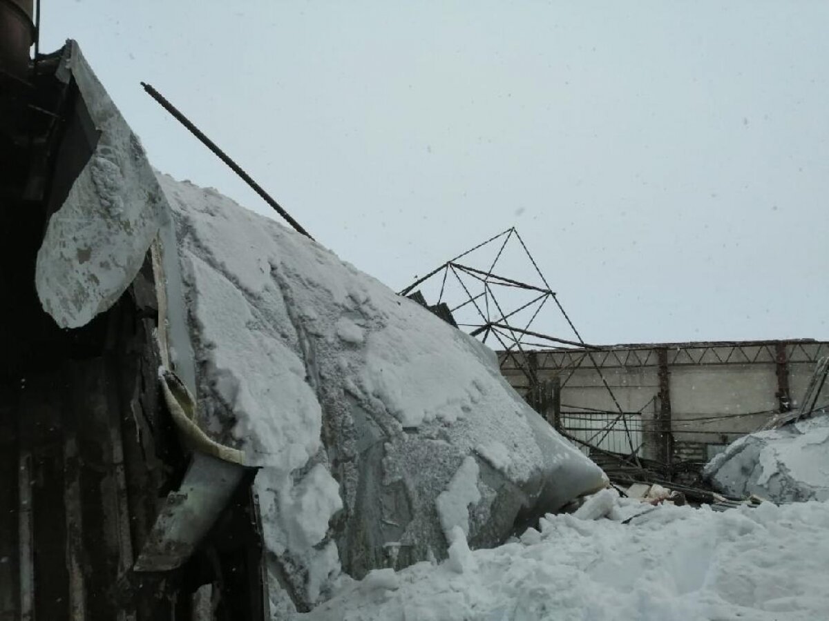 В Калужской области обрушилась крыша автокомбината, под завалами ищут людей