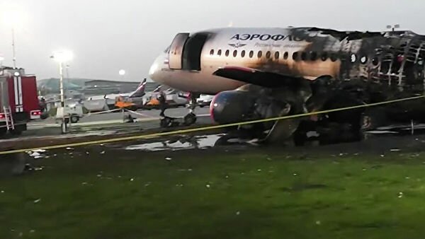 "Открыла дверь ногой и пассажиров выталкивала", - экипаж сгоревшего в Шереметьево самолета рассказал новые подробности трагедии