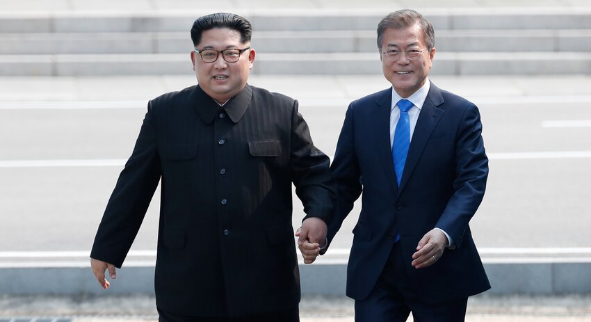 Ким Чен Ын на встрече с Мун Чжэ Ином отличился неожиданной шуткой о ракетных испытаниях: подробности 