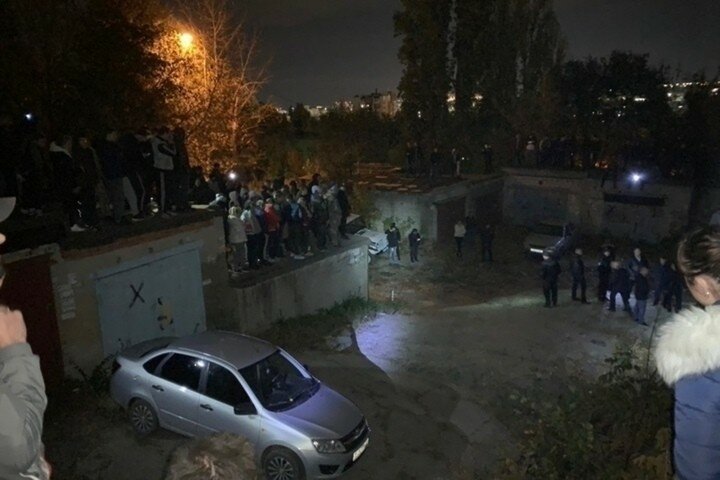 Убийство школьницы спровоцировало Саратов на "бунт": горожане штурмуют отдел полиции, летят камни - кадры