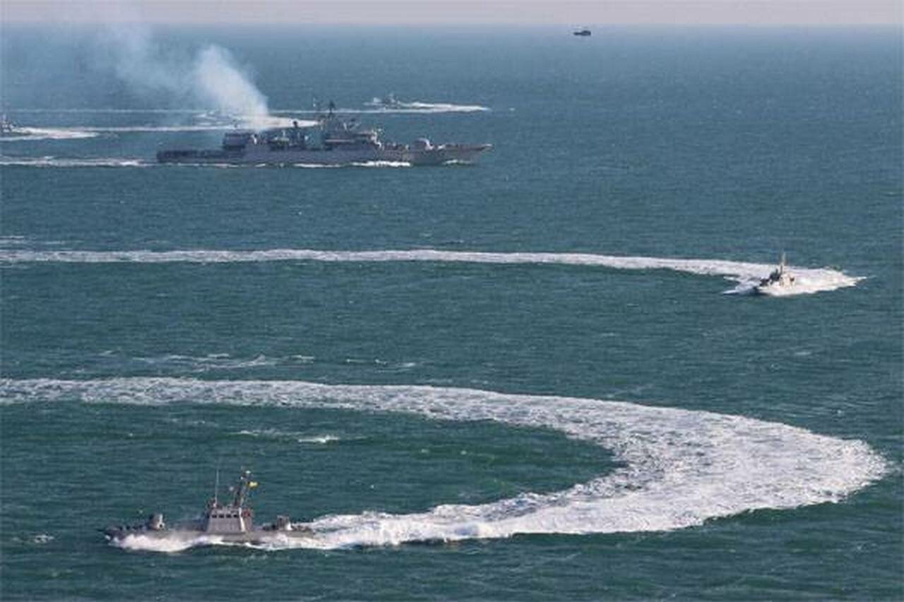 Керченский пролив военные. Инцидент в Керченском проливе. Военные корабли в Азовском море. Украинский корабль в Керченском проливе. Военные катера в Керчи.