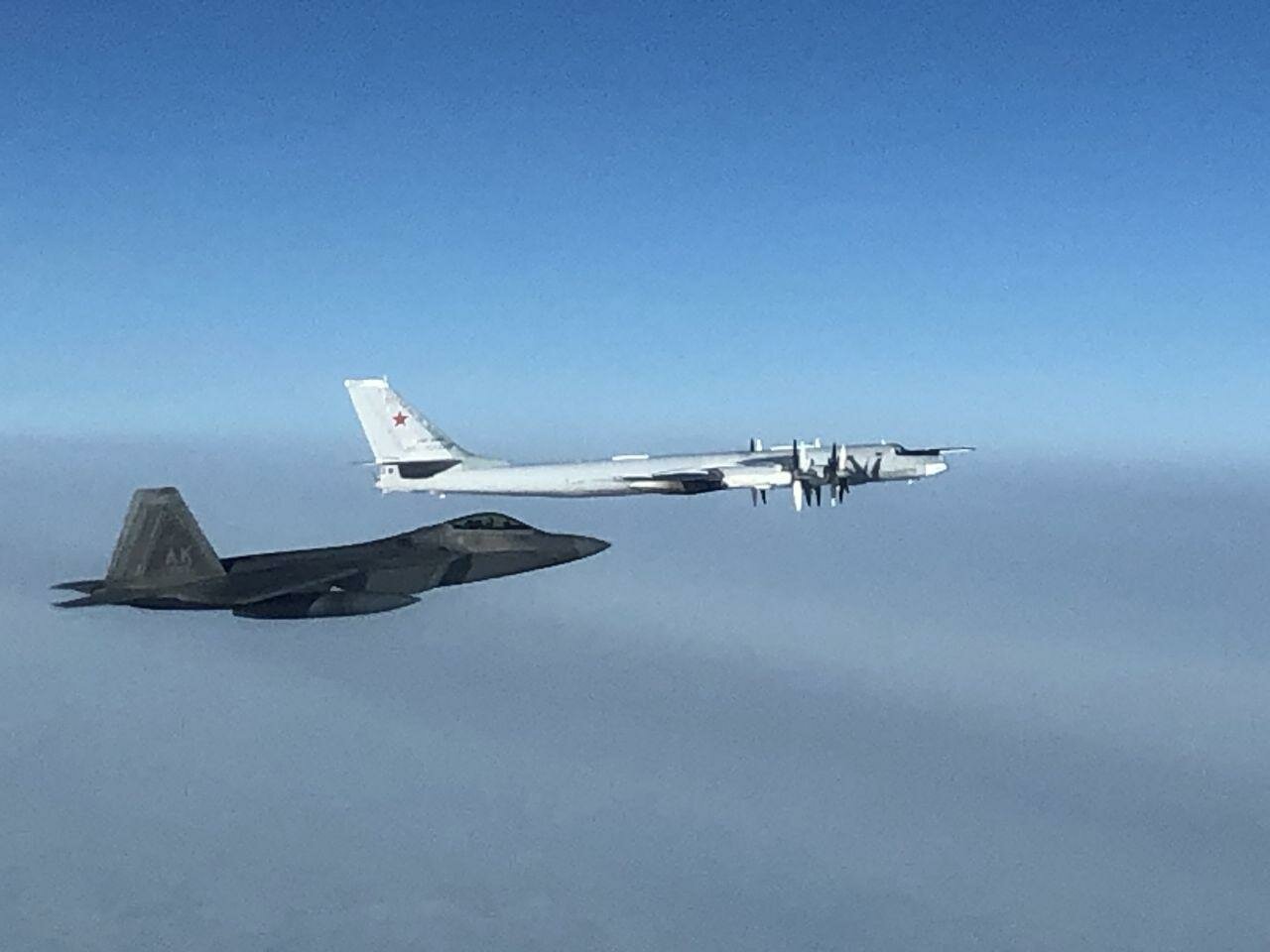 ​Самолеты ВВС США экстренно подняты на сопровождение российских Ту-95МС у Аляски