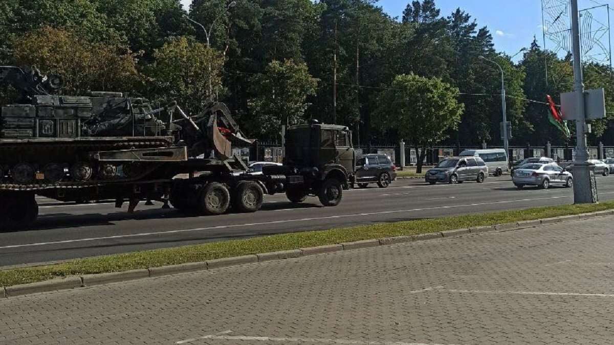 ​В Минск экстренно стянули военную технику и бульдозеры – очевидцы публикуют кадры